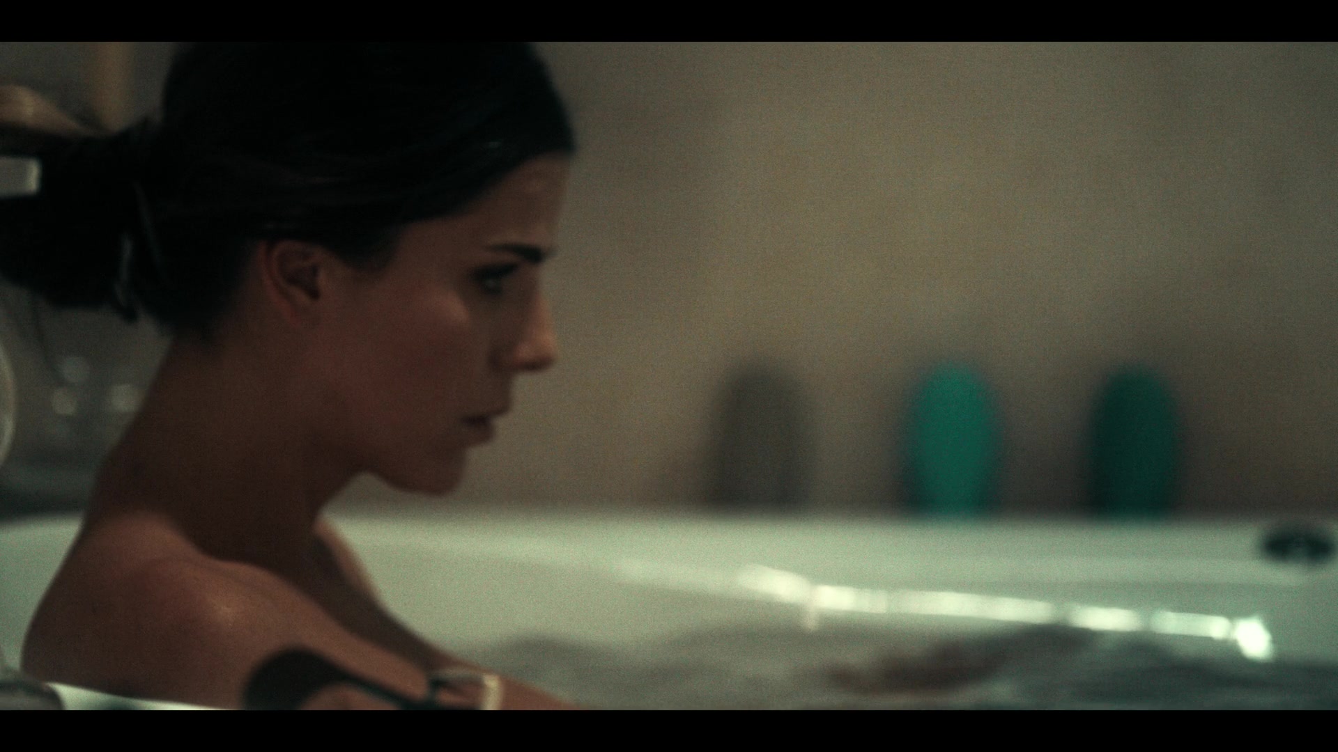 Dark_Desire_S01E17_1450.jpg