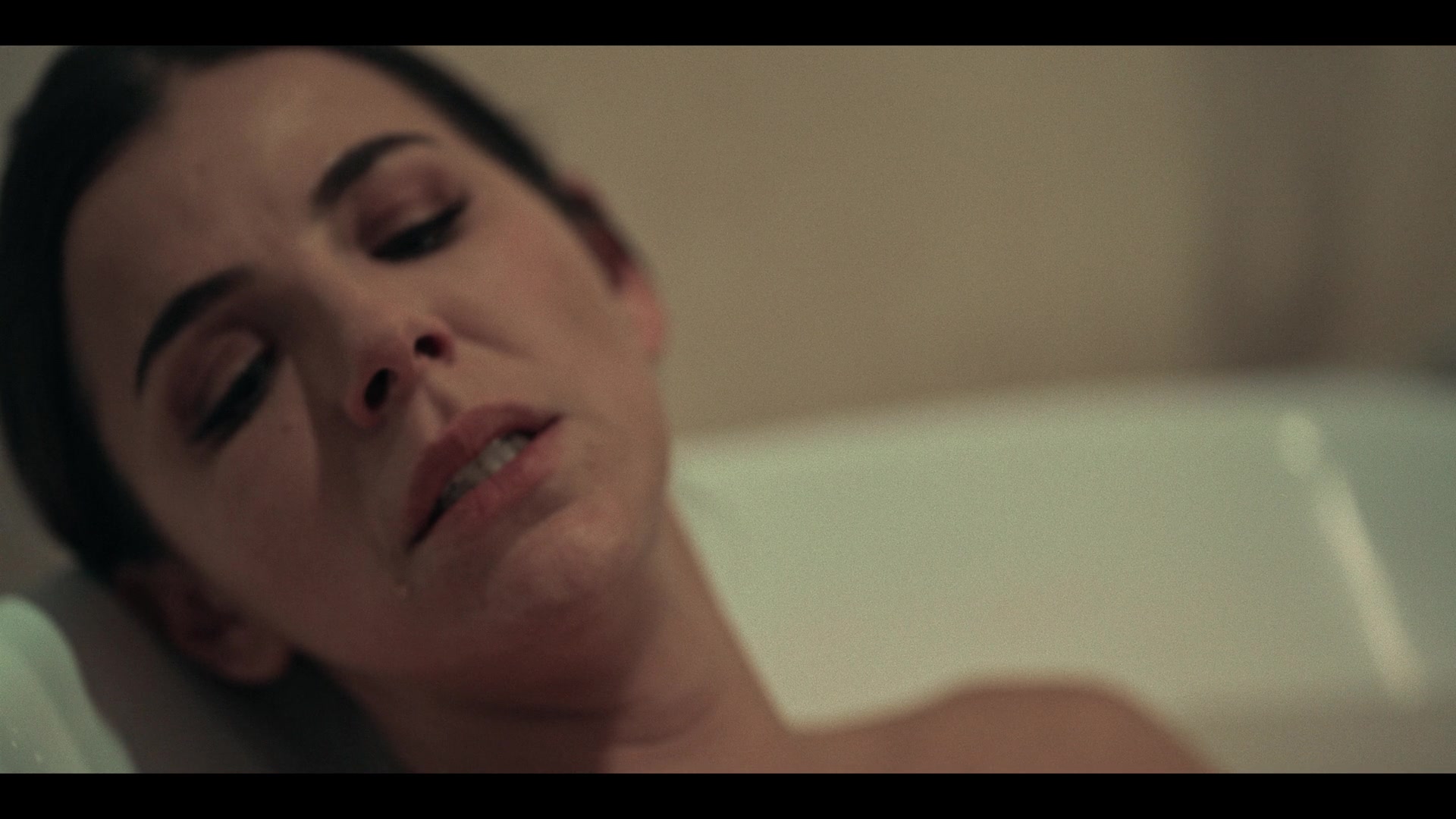 Dark_Desire_S01E17_1601.jpg
