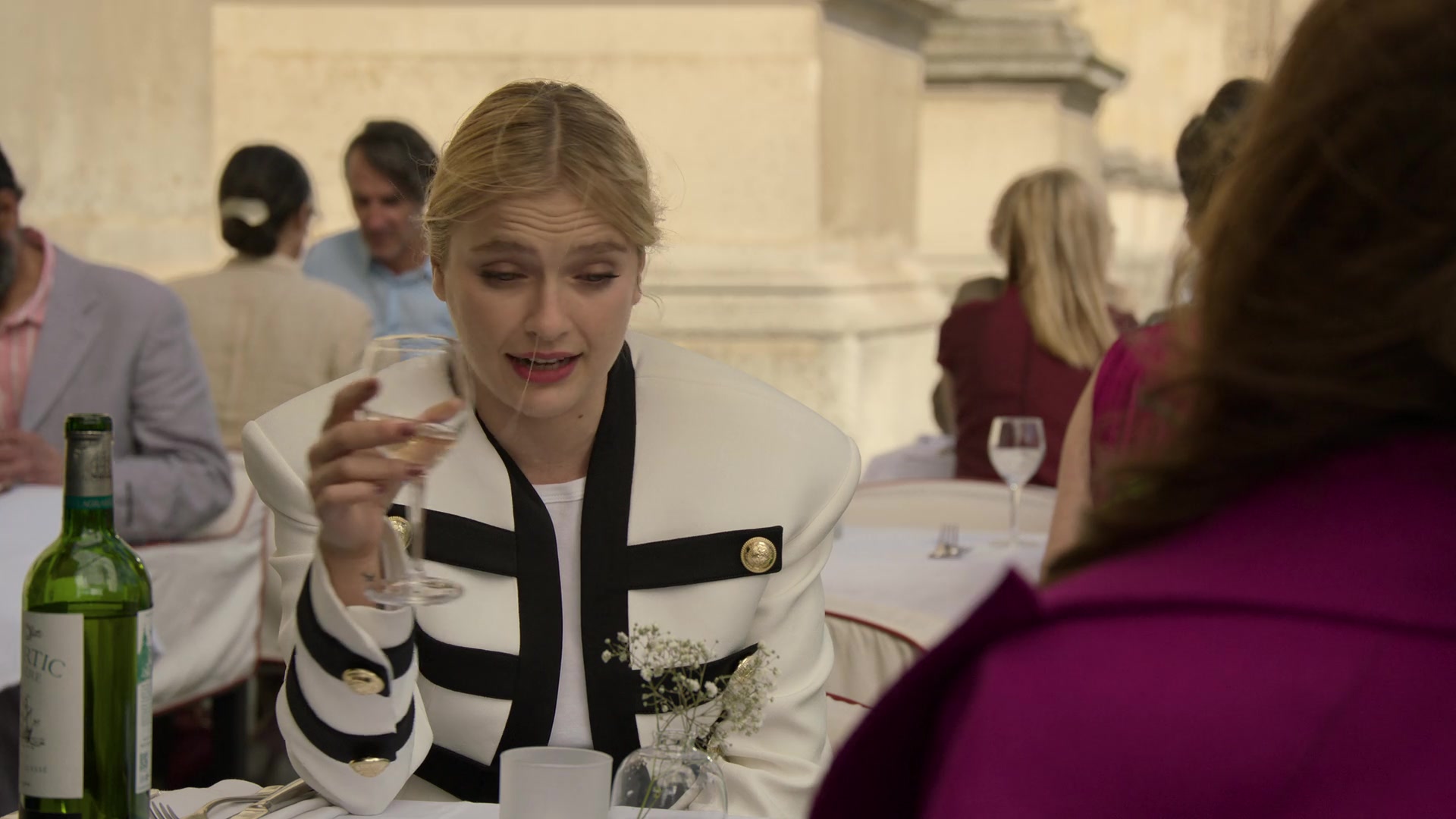 Emily_in_Paris_201_0405.jpg