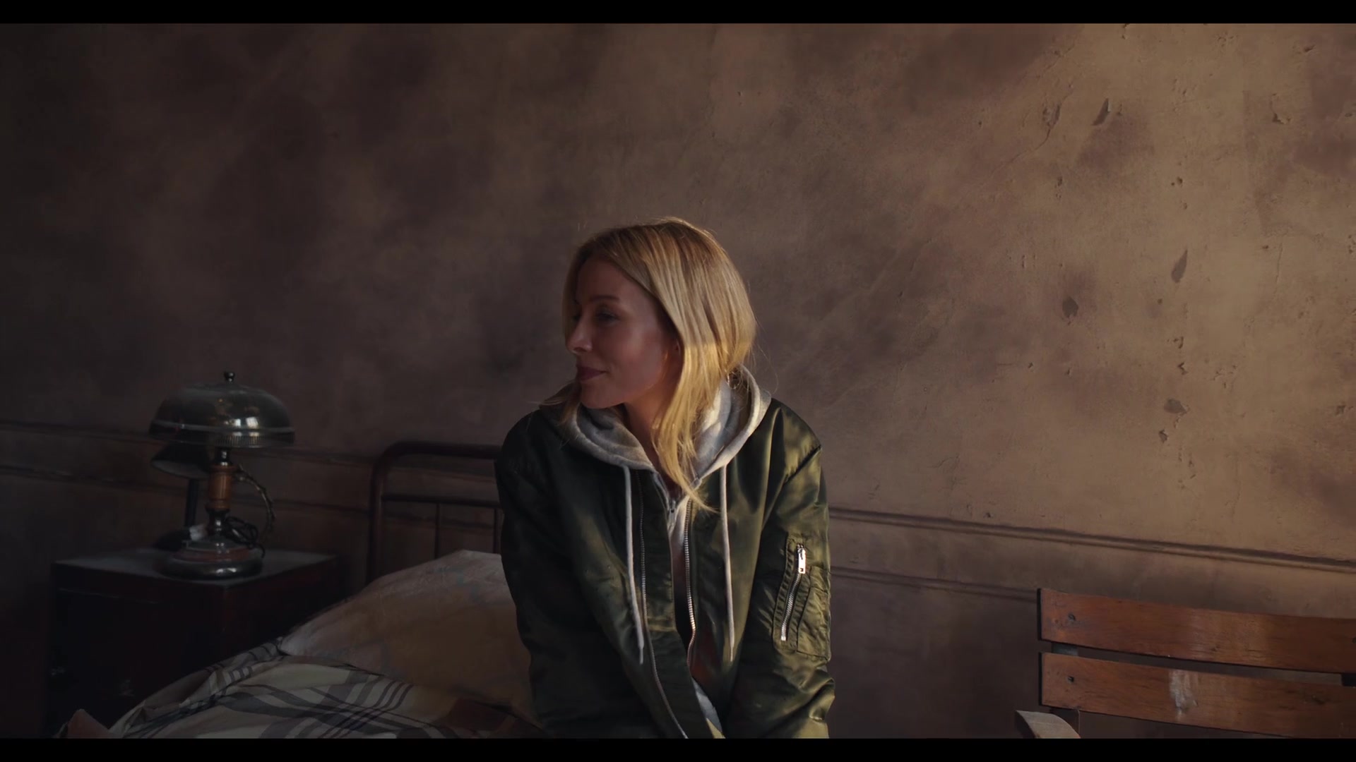 Love_101_01x01_0136.jpg