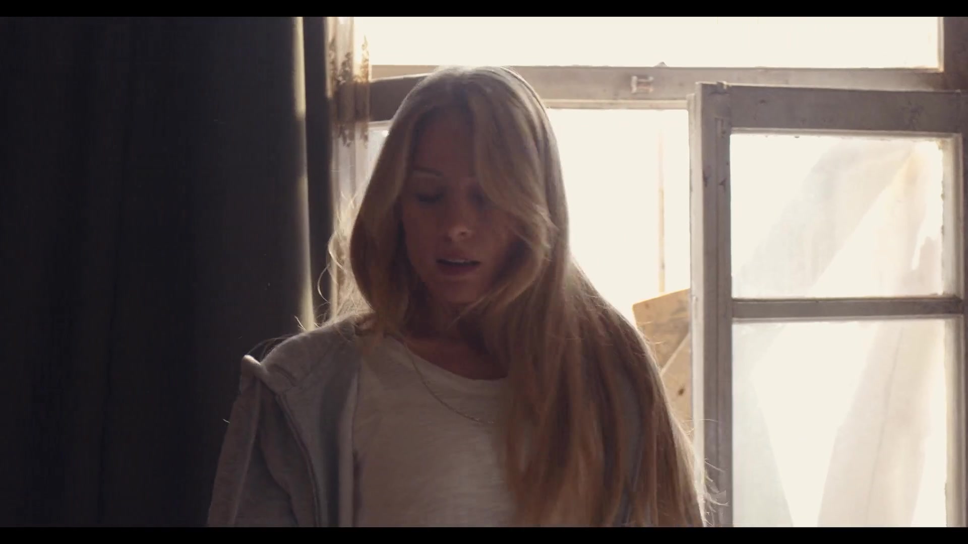 Love_101_01x01_0140.jpg