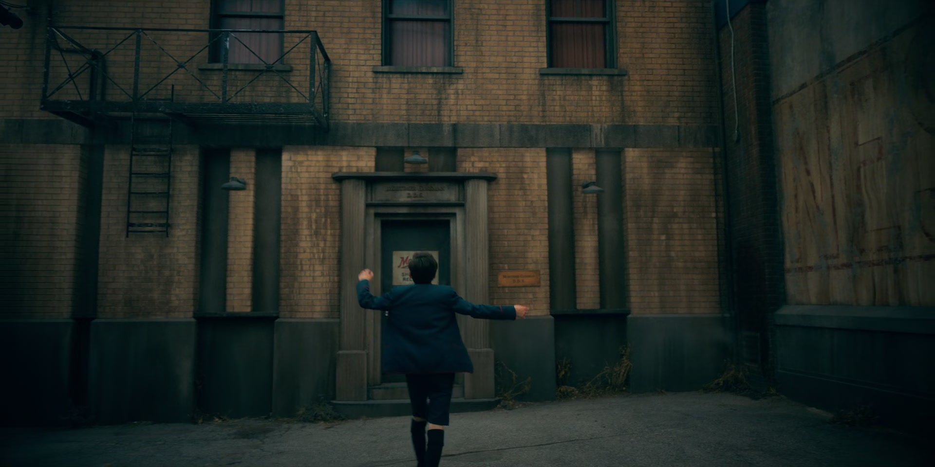 2x08_0125.jpg